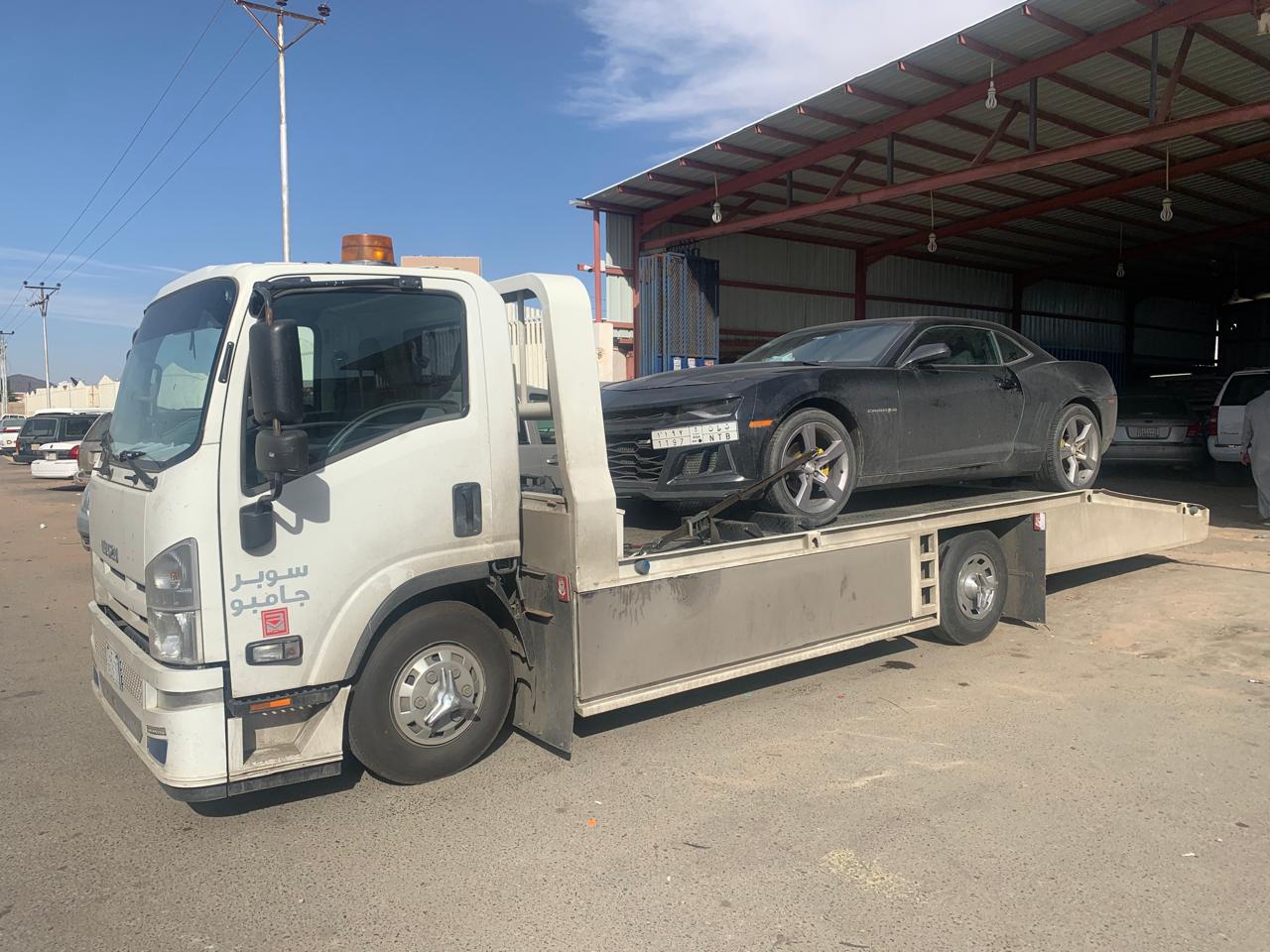 نقل سيارة كامارو رياضية سوداء